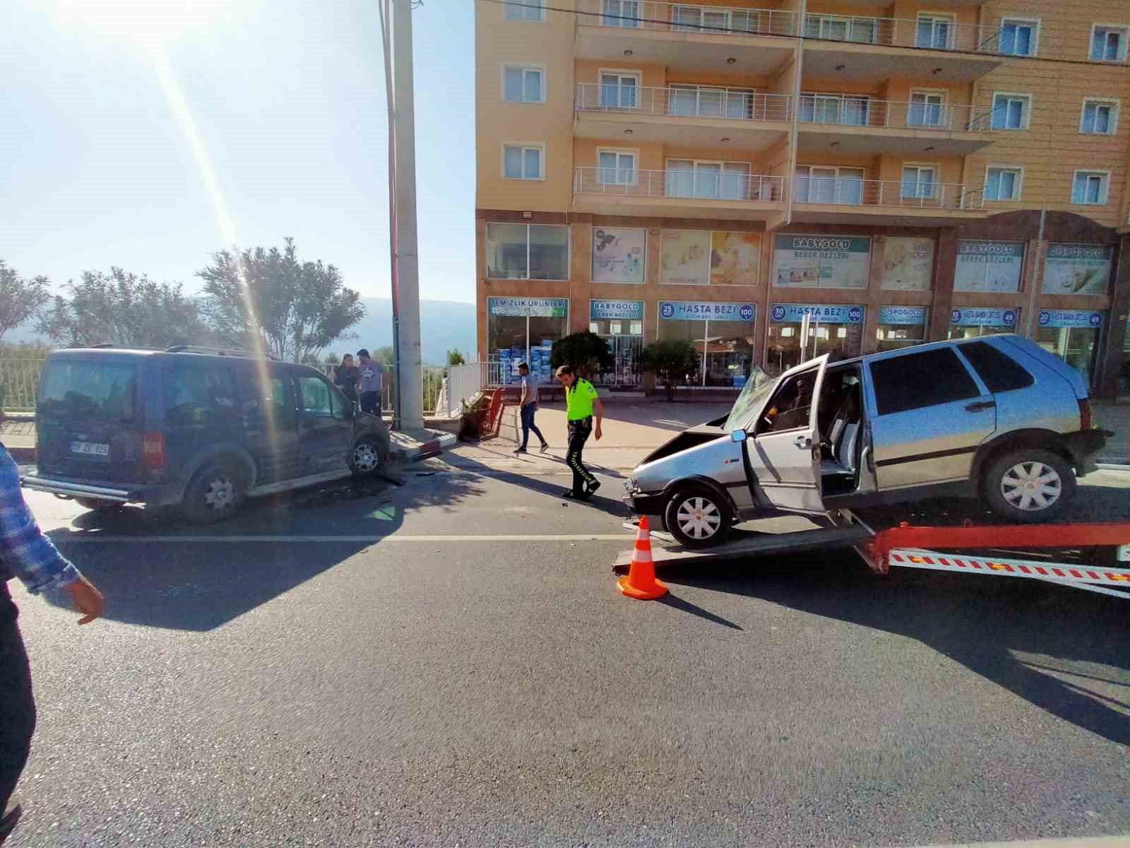 Buharkent’te 2 araç çarpıştı: 3 yaralı