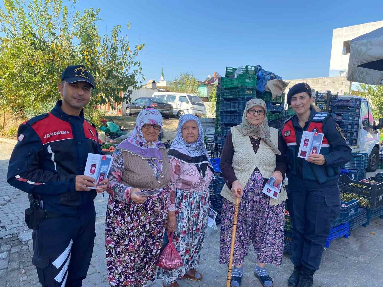 Jandarma Kardeşköy’de çocukları yalnız bırakmadı, vatandaşları bilgilendirdi