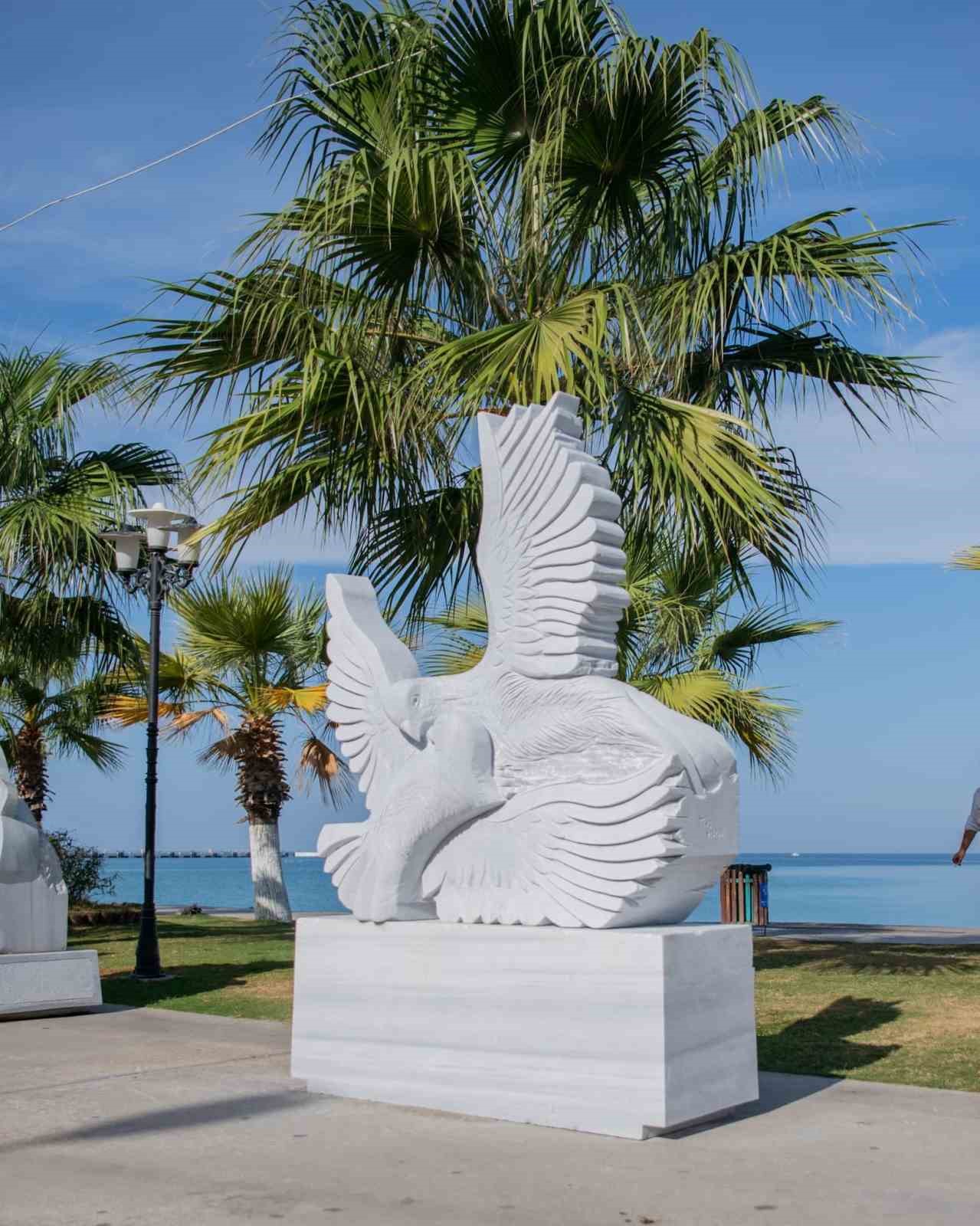 Kuşadası Heykel Sempozyumu eserleri sahilde sergileniyor