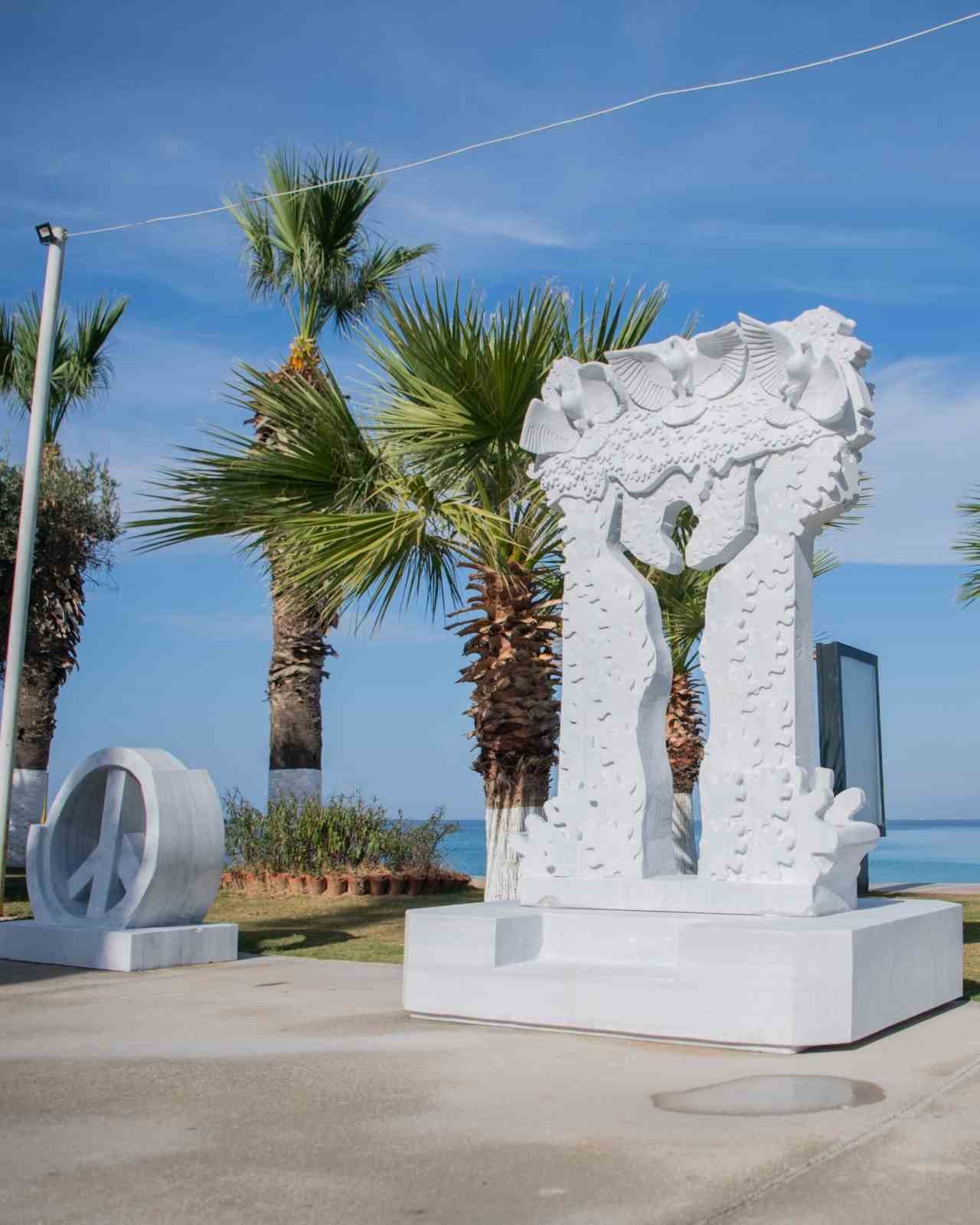 Kuşadası Heykel Sempozyumu eserleri sahilde sergileniyor