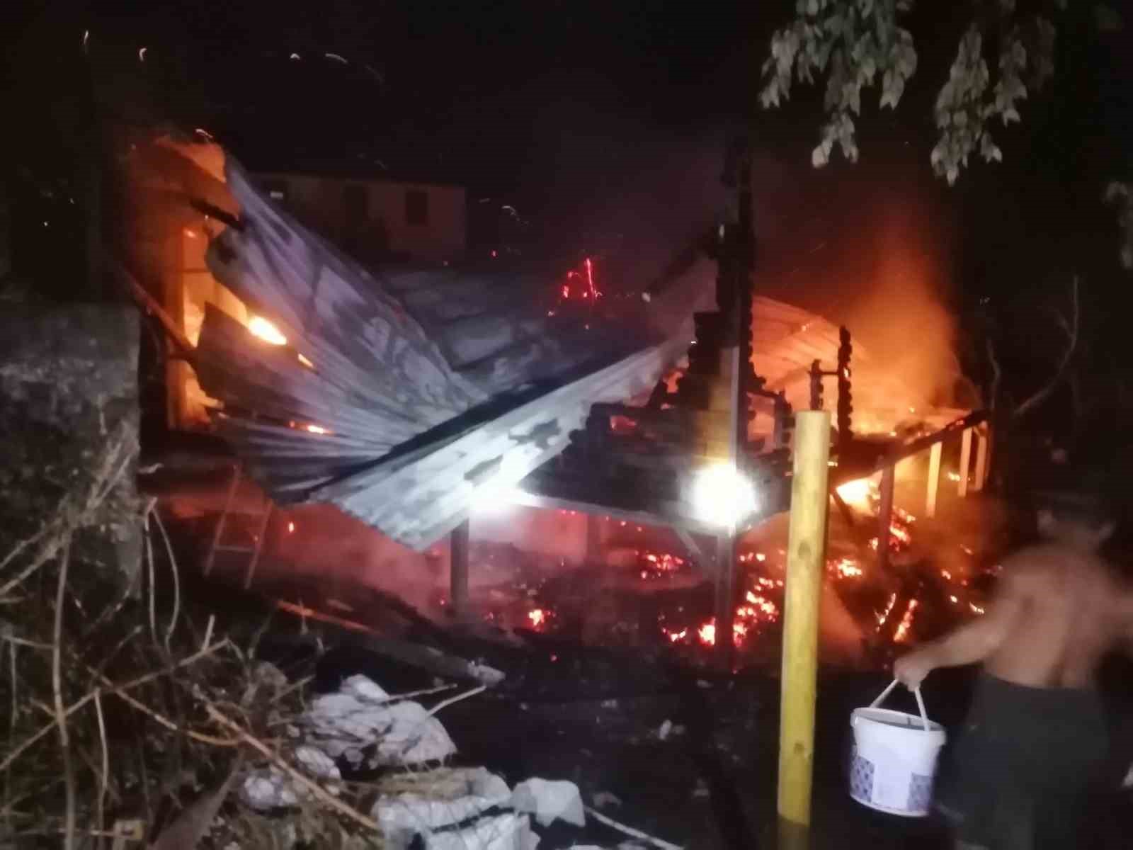 Marmaris’te ahşap bungalov yanarak küle döndü: 2 gözaltı