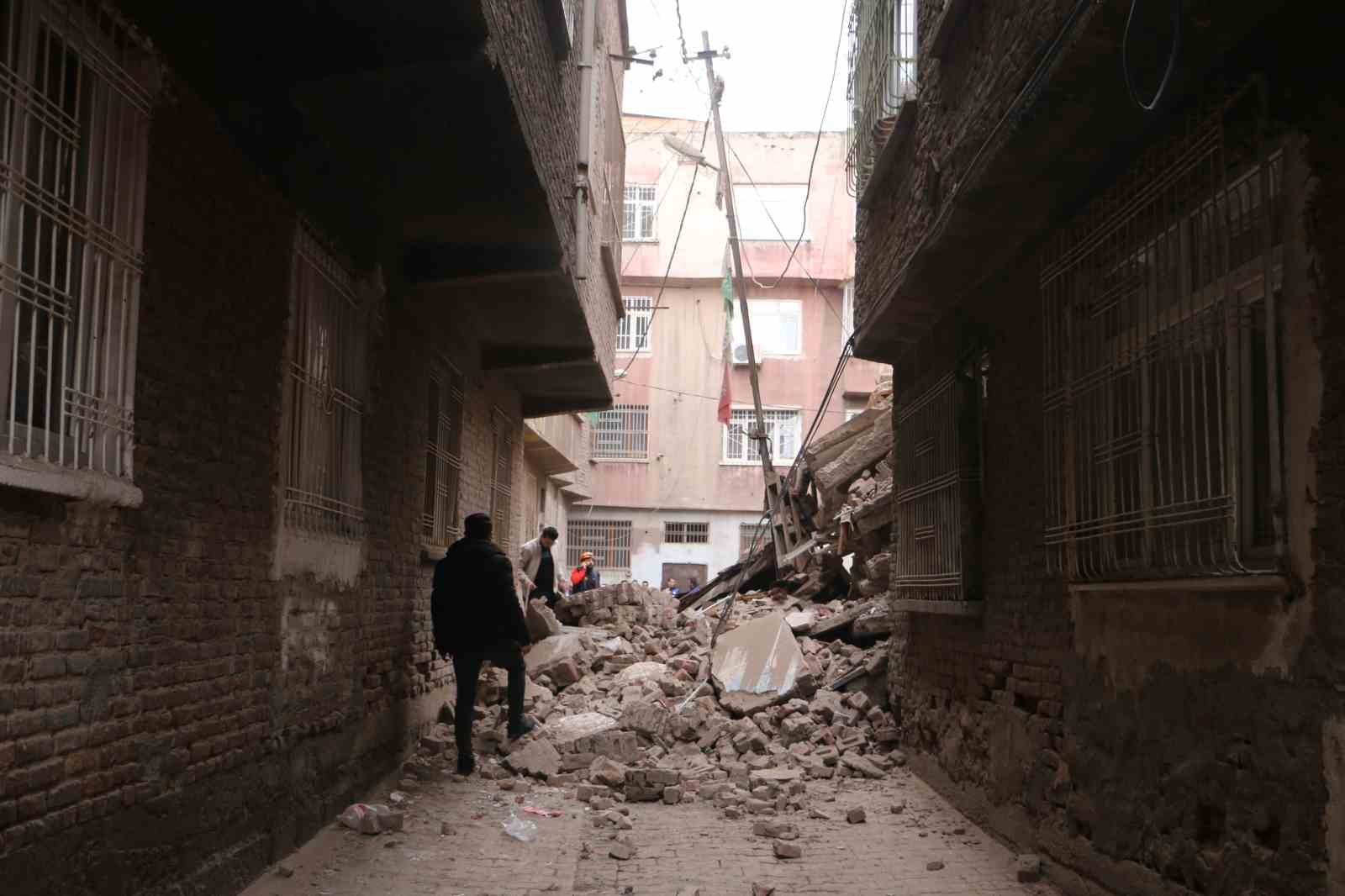 Diyarbakır’da çöken binada kimsenin olmadığı belirlendi