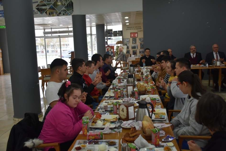 Salihli’de özel sporcular kahvaltıda ağırlandı