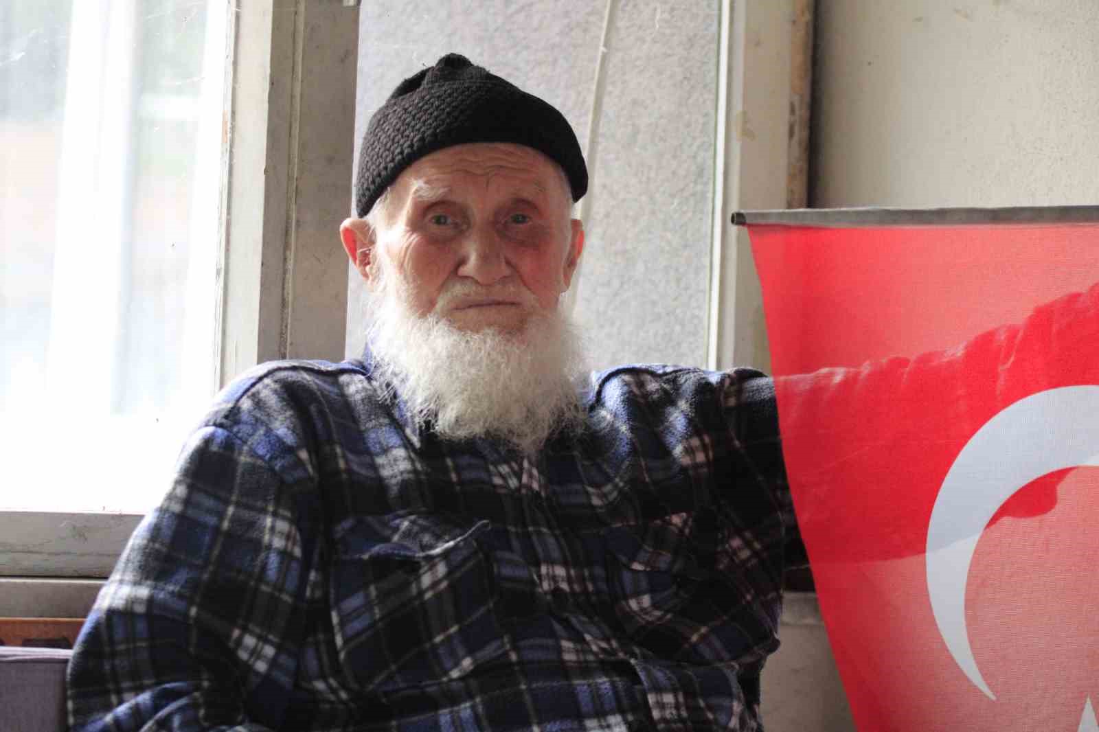 100 yaşındaki Recep dede, Cumhuriyet’le aynı yaşta olmanın mutluluğunu yaşıyor