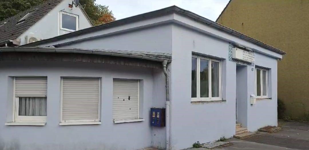 Almanya’da camiye çirkin saldırı: Caminin kapısına gamalı haç çizdiler