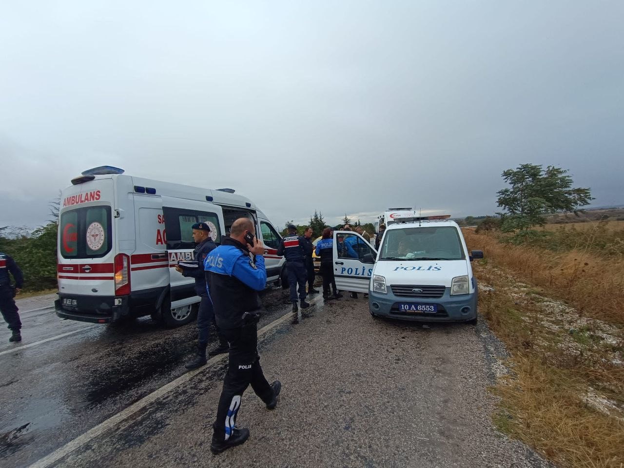 Gönen’de minibüs devrildi: 7’si polis 10 kişi yaralandı