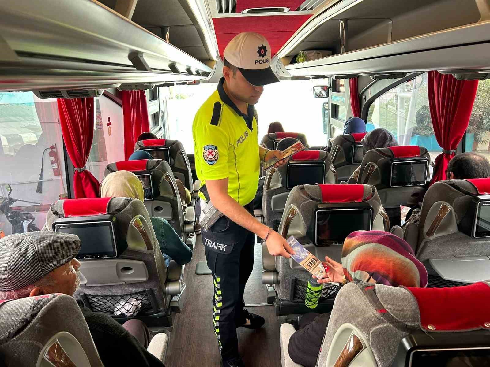 Trafik polislerinden öğrencilere ve otobüs yolcularına bilgilendirme