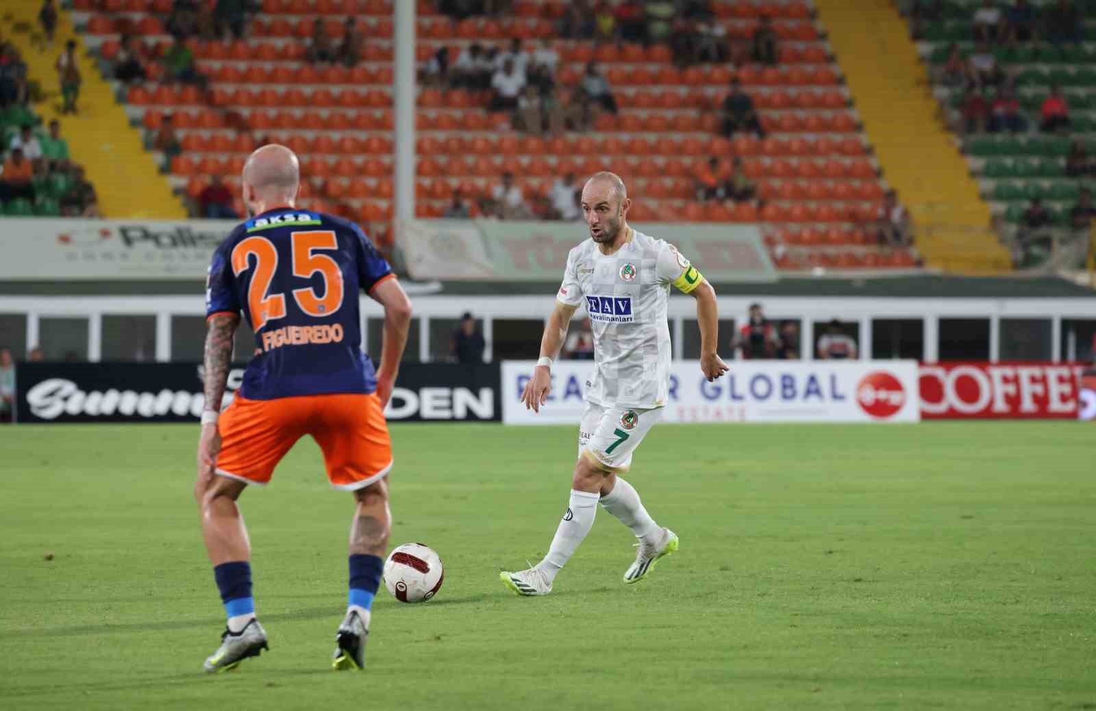 Trendyol Süper Lig: Alanyaspor: 1 - Başakşehir: 0 (İlk yarı)