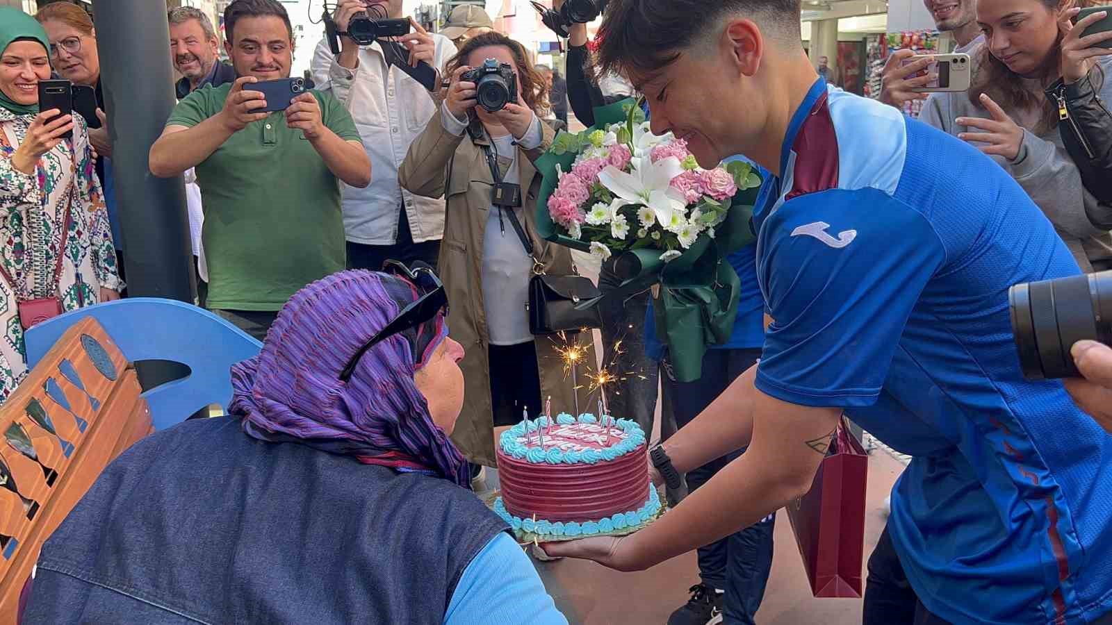 Trabzonspor sevgisiyle tanınan Münevver Taflan’a doğum günü sürprizi