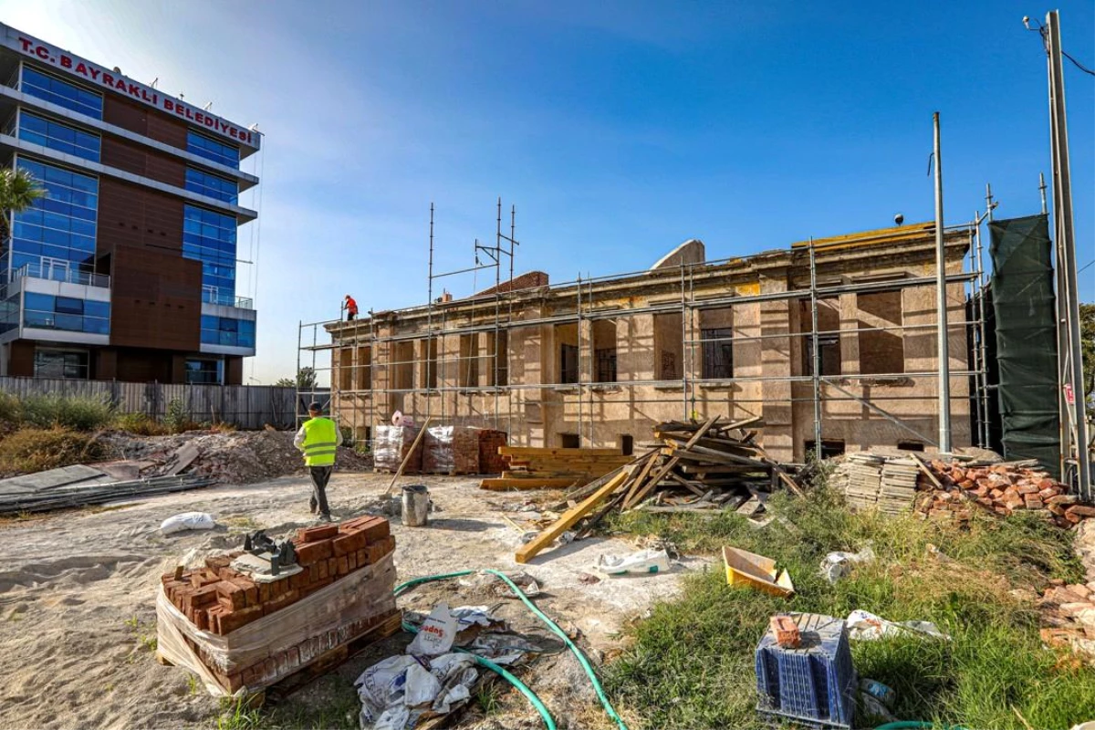 Bayraklı Belediyesi Tarihi Üçüz Bina'nın Restorasyonunu Tamamlıyor