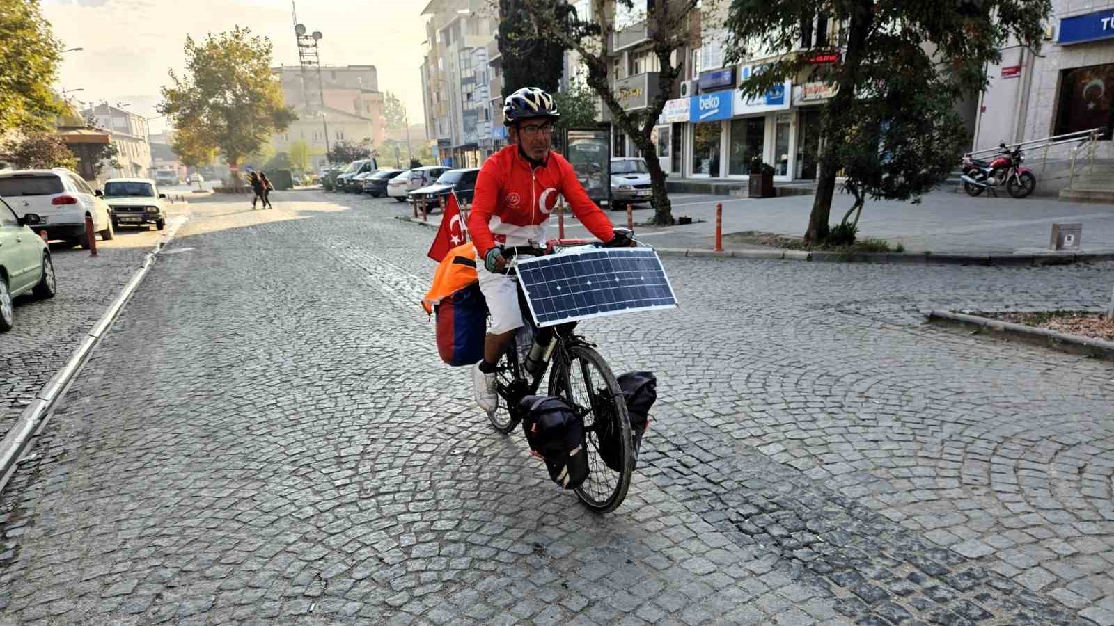Şehit Makbule Efe anısına bisikletiyle Sındırgı’ya geldi