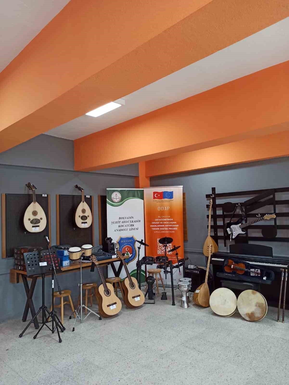 Anadolu lisesine ‘Görsel Sanatlar Atölyesi ve Müzik Etkinlik Salonu’ kuruldu