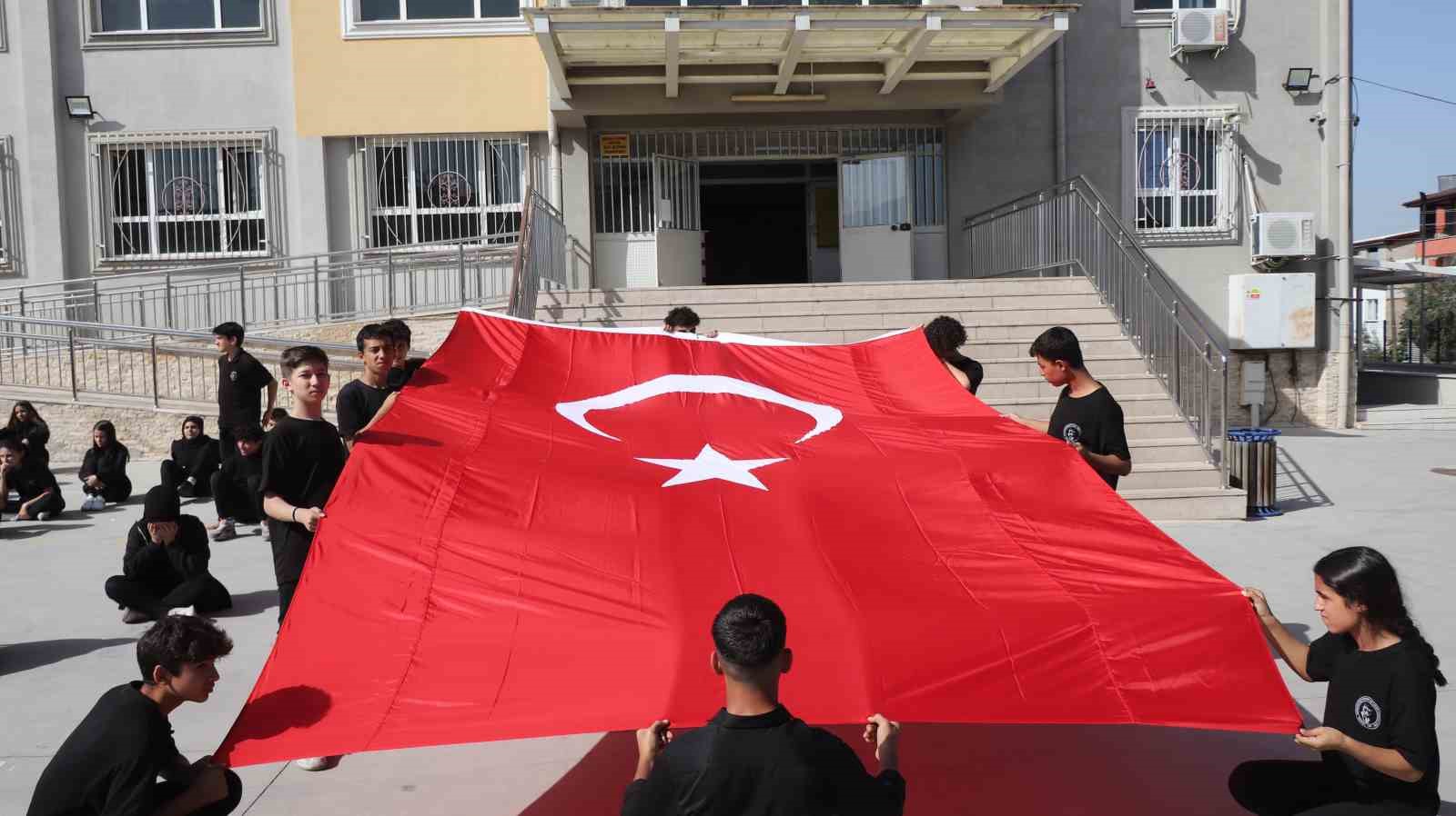 Liseliler Cumhuriyetin 100. yaşı ve Atatürk’ün imzasını çizdi