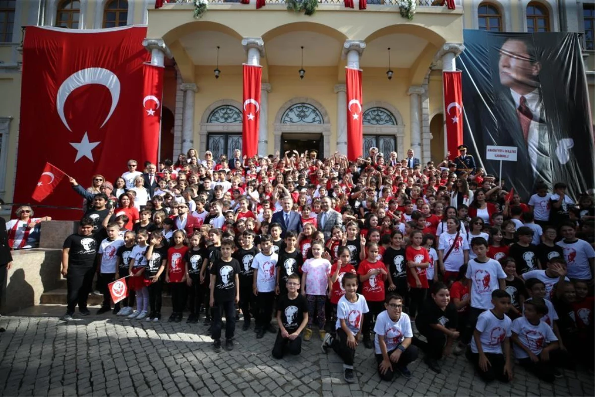 İzmir'de Cumhuriyet'in 100. yılı kutlamaları coşkuyla gerçekleştirildi