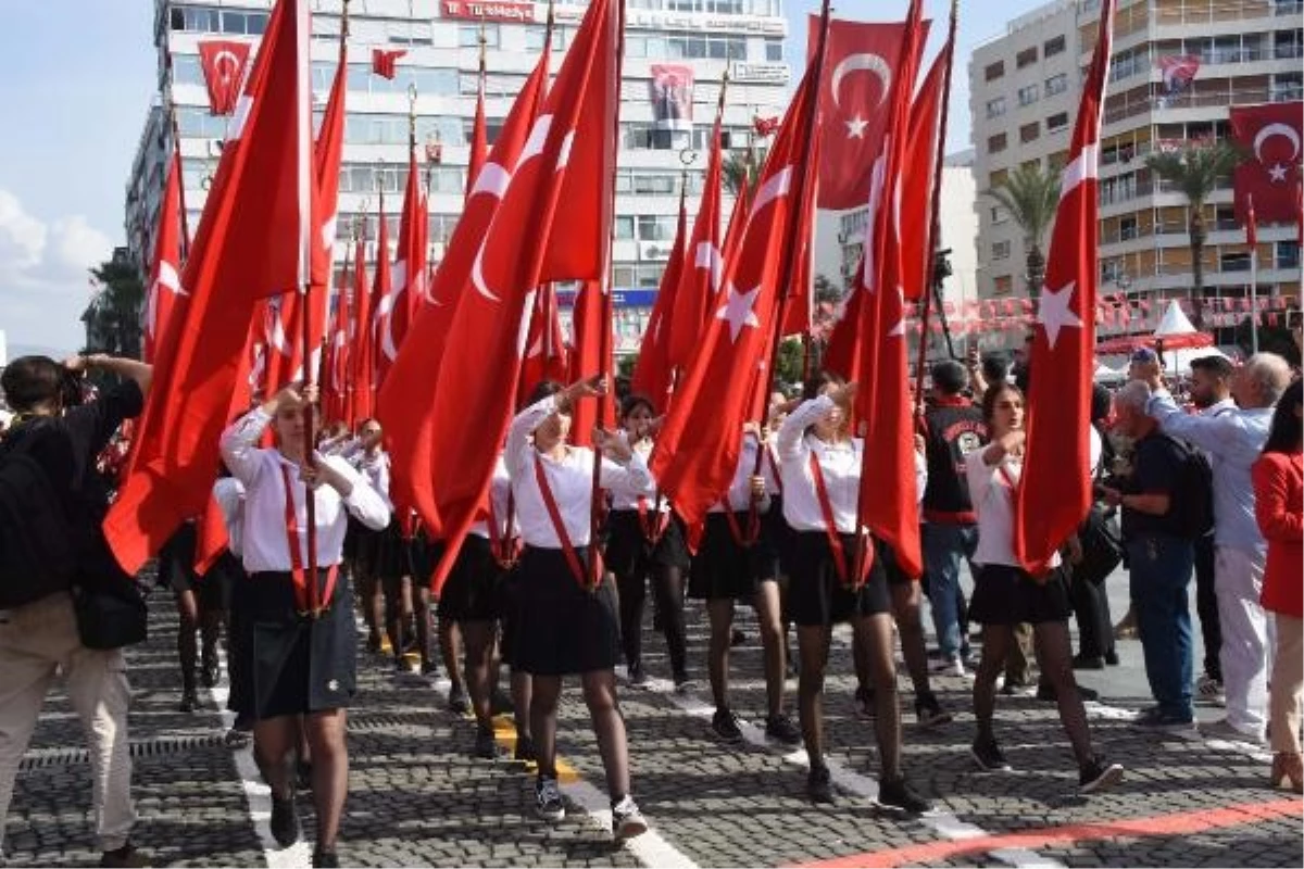 İzmir'de Cumhuriyetin 100. yıl kutlamaları coşkuyla başladı
