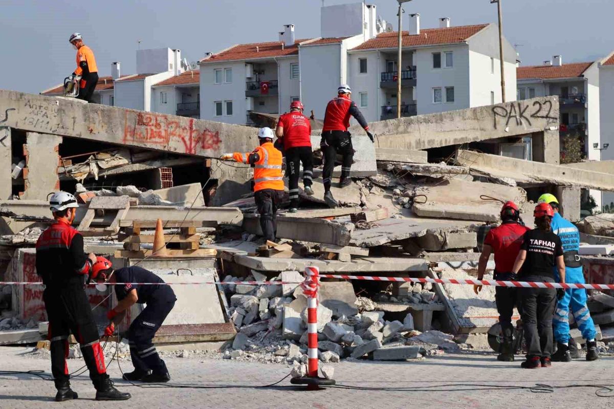 İzmir Depremi 3. Yıl Dönümünde Anıldı