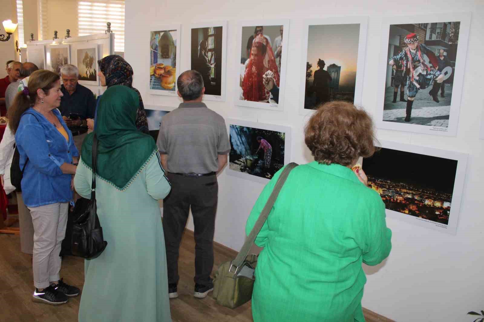 Efeler’in karma fotoğraf ve resim sergisi, ziyaretçilerine kapılarını açtı