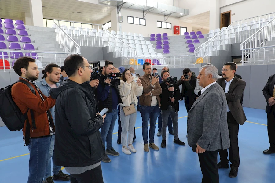 Başkan Zeybek, Basın Mensuplarına Yatırımları Gezdirdi