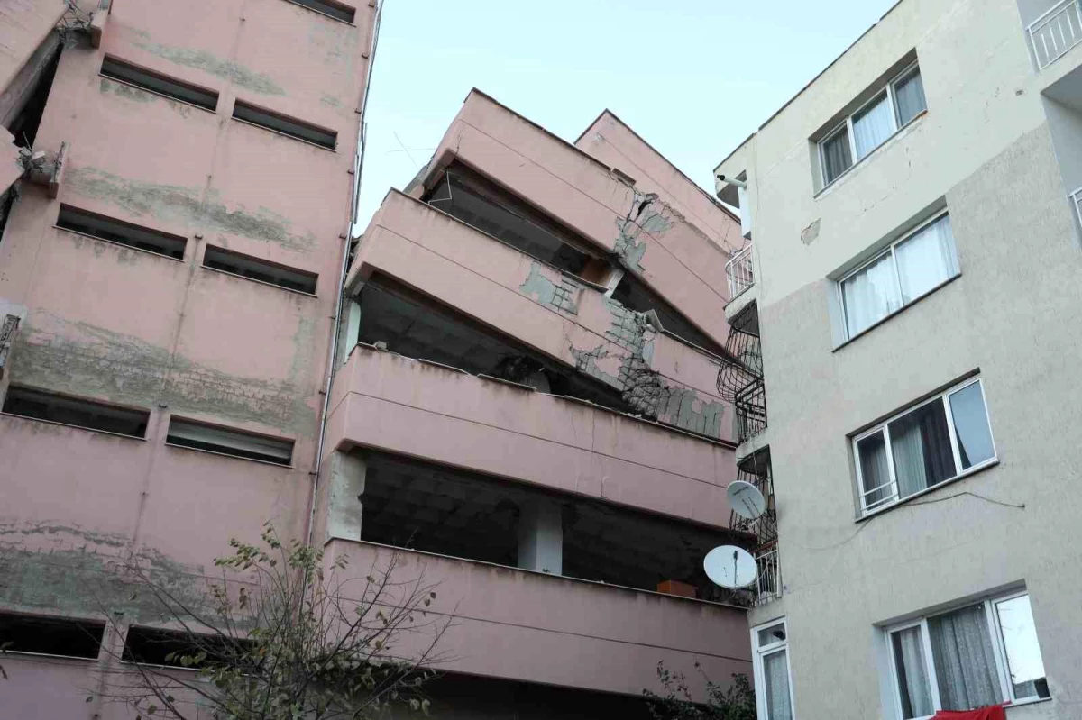 İzmir'de yıkımı yapılan lise yan yattı, 3 apartman boşaltıldı