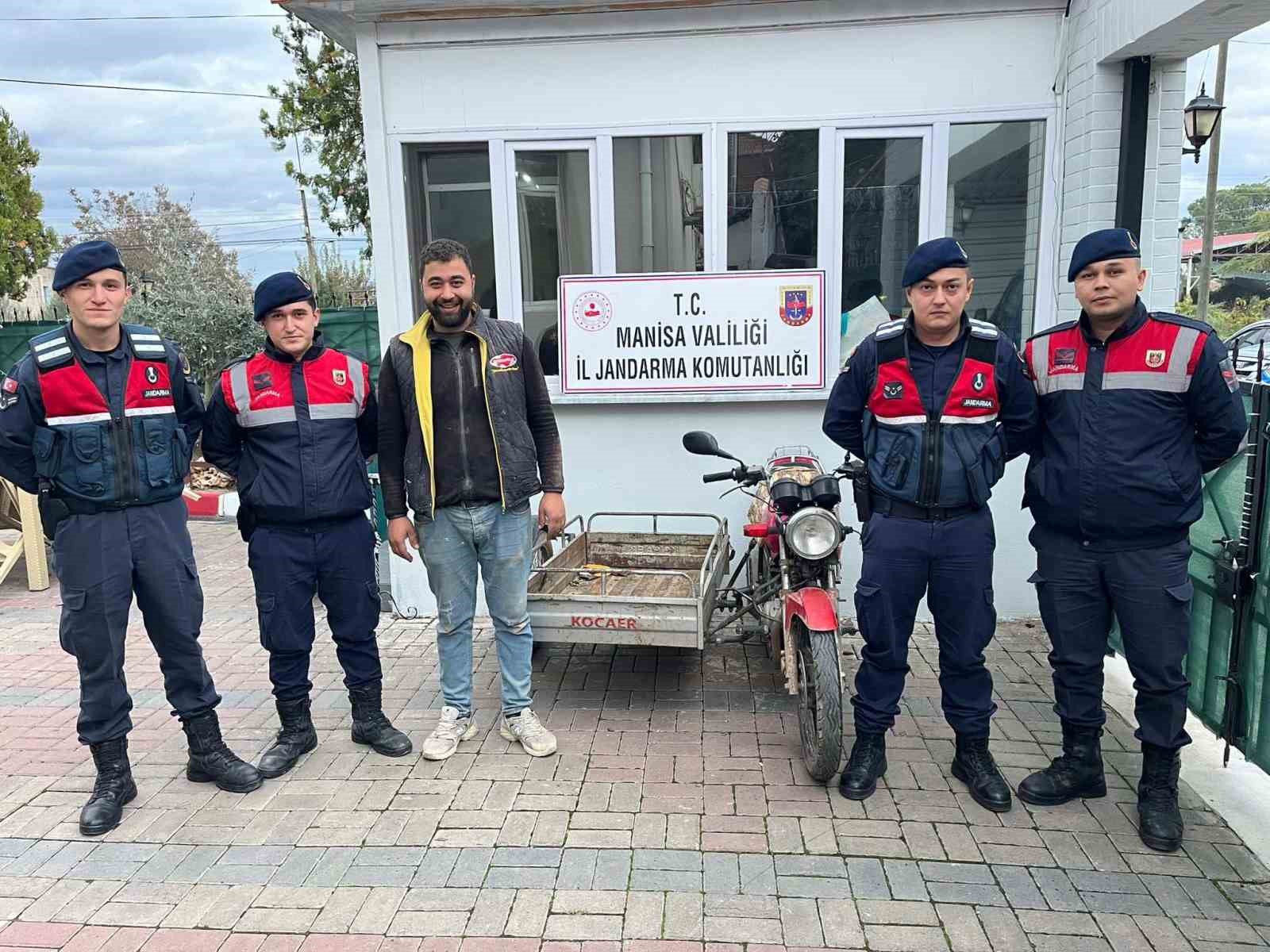 Salihli’de çalınan 3 motosikleti jandarma buldu