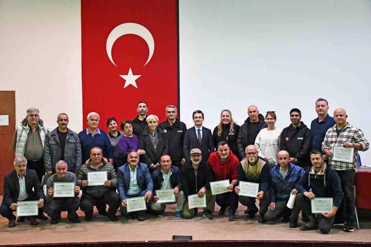 İzmir Valiliği, Çeşme'deki Muhtarlara AFAD Gönüllüsü Eğitimi Verdi