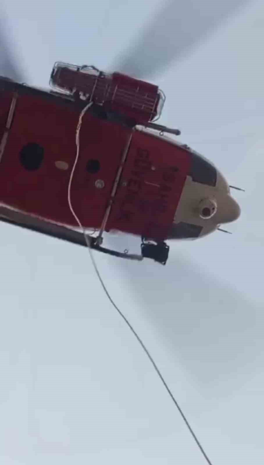 İzmir’de kayalıklardan düşen kişi helikopterle böyle kurtarıldı
