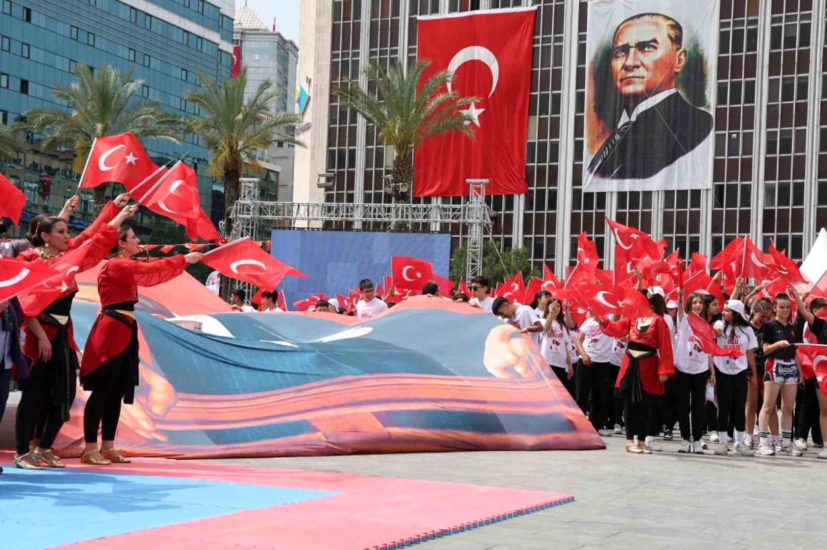 İzmir'de 19 Mayıs Atatürk'ü Anma Gençlik ve Spor Bayramı Kutlamaları