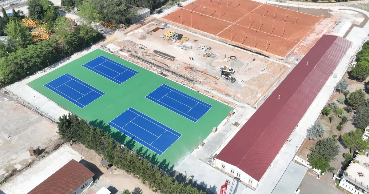 Kocaeli’de Tenis Merkezi’nde balon kortlar boyandı