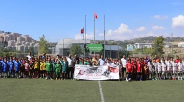 İzmit’te Zafer Bayramı Futbol Turnuvasında minikler sahne aldı