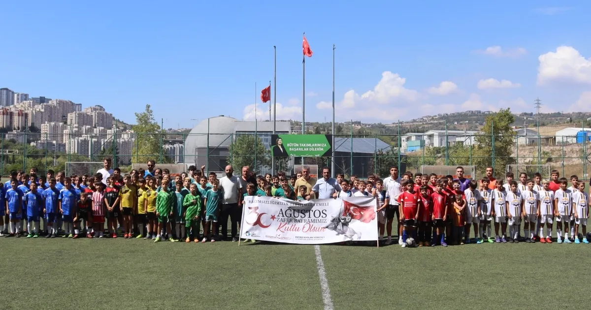 İzmit’te Zafer Bayramı Futbol Turnuvasında minikler sahne aldı