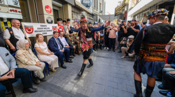 Başkan Tugay 74 yıldır yapılan Efe-Zeybek buluşmasına katıldı