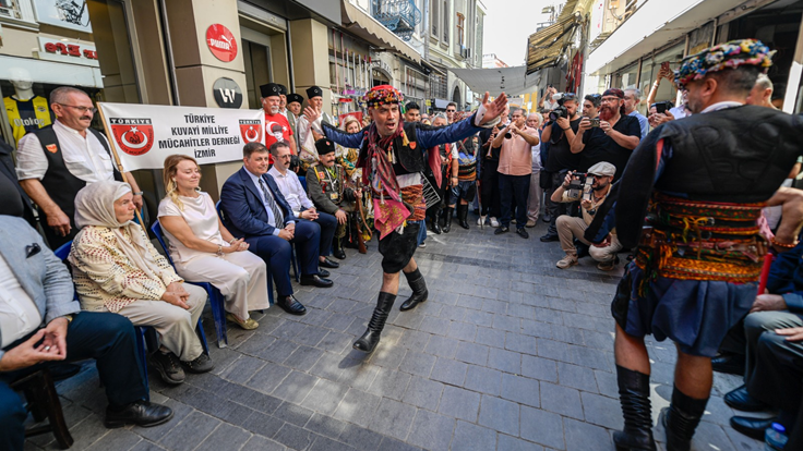 Başkan Tugay 74 yıldır yapılan Efe-Zeybek buluşmasına katıldı