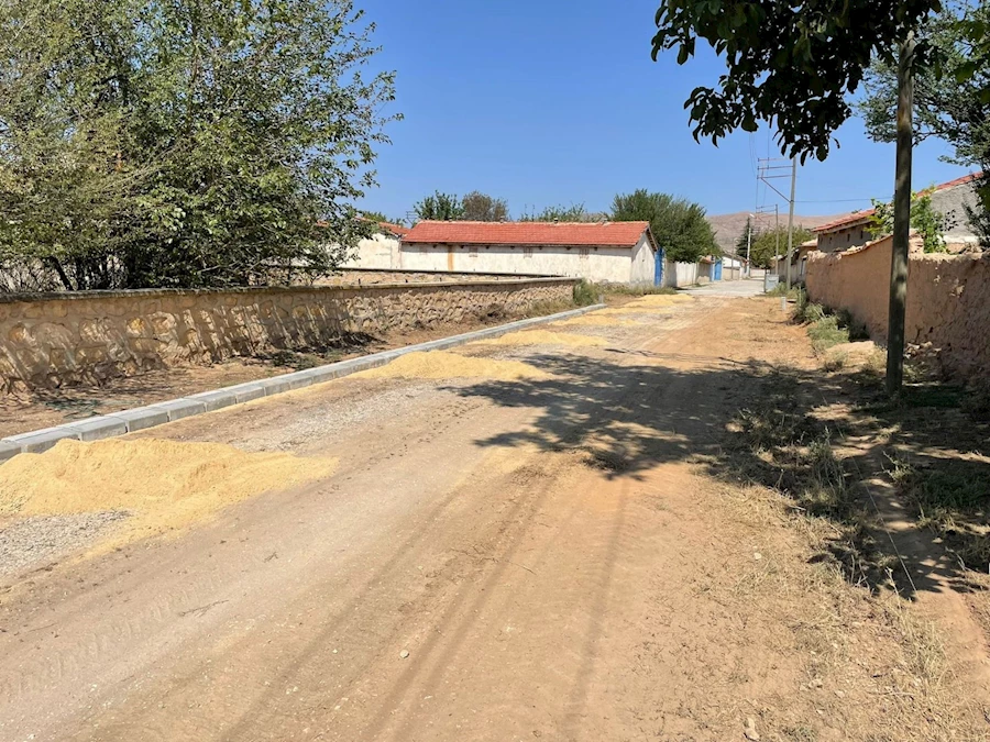 Hamidiye Köyü’nde Yol ve Parke Çalışmaları Devam Ediyor