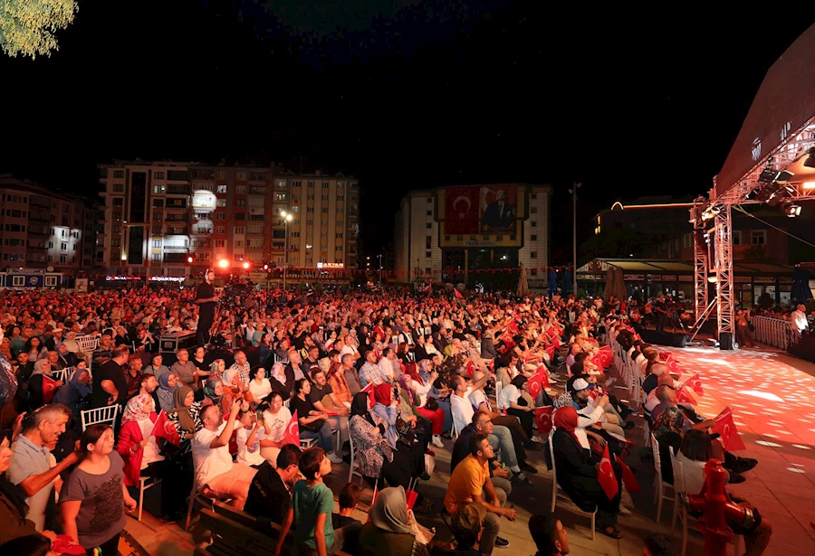 TRT Rüzgarı Zafer Meydanı’nda Esti