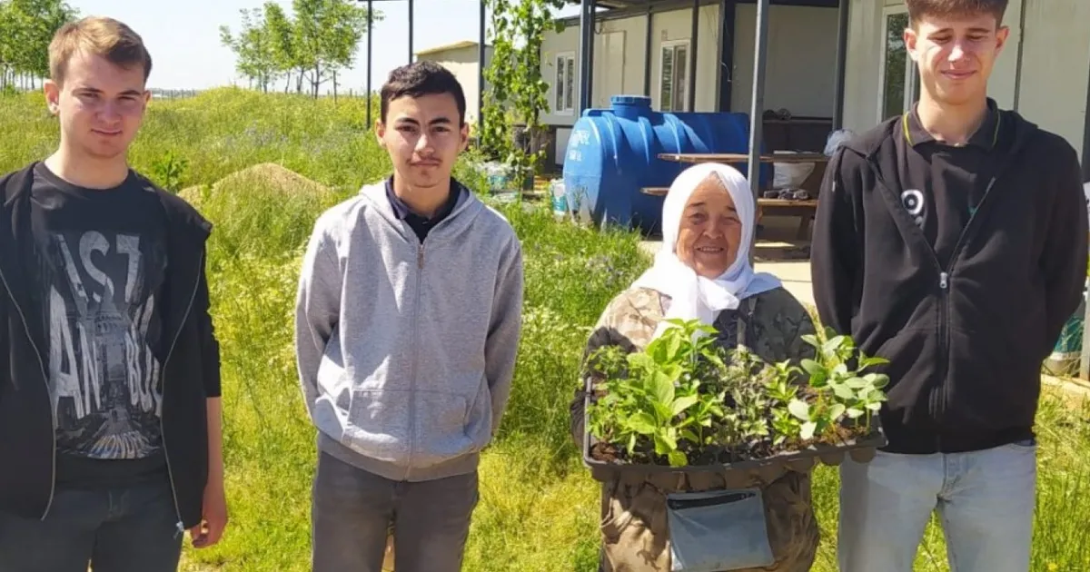 Tekirdağ'da öğrenciler ürettikleri fideleri köy kadınlarına ücretsiz dağıttı