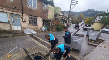 Manisa'da ekipler yağış ve fırtınaya karşı sahada