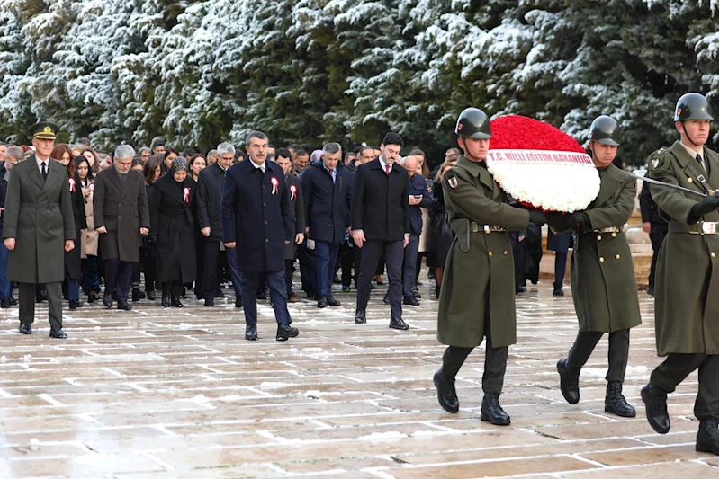 Bakan Tekin, Öğretmenlerle Anıtkabir'de Atatürk'ü Andı