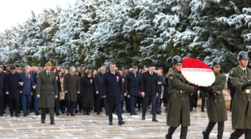 Bakan Tekin 81 ilin öğretmenleri ile Ata'nın huzurunda