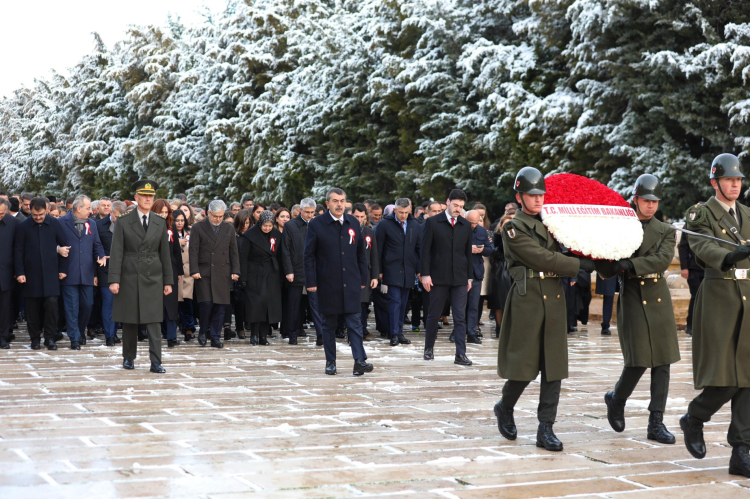 Bakan Tekin 81 ilin öğretmenleri ile Ata'nın huzurunda