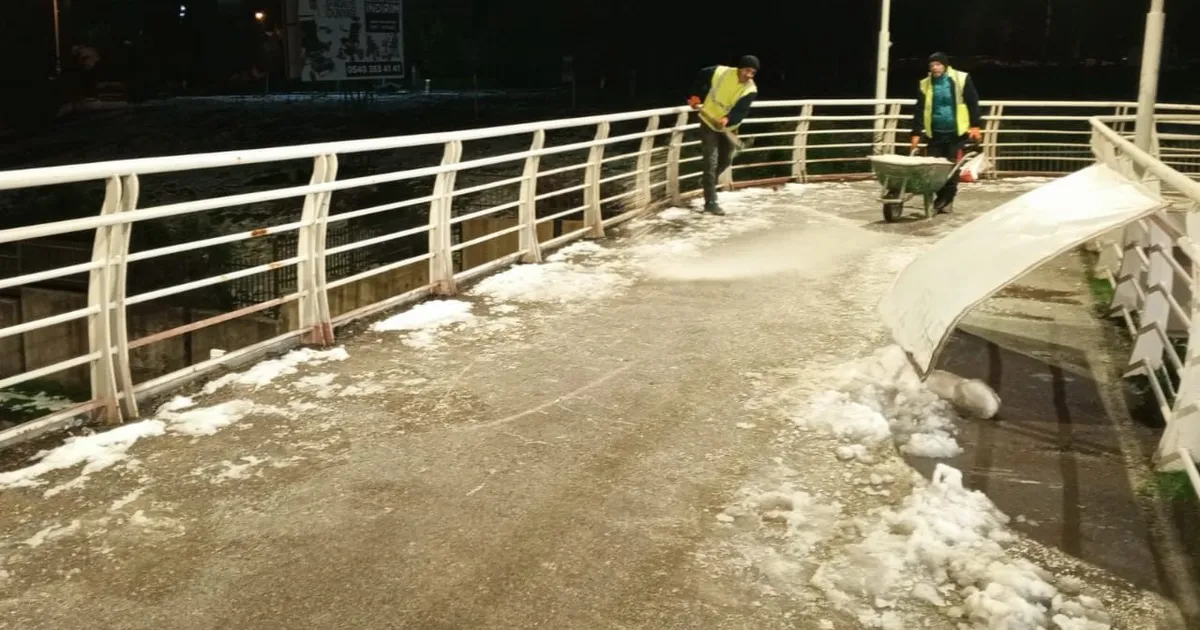 Kocaeli'nde üst geçitlere buzlanma müdahalesi