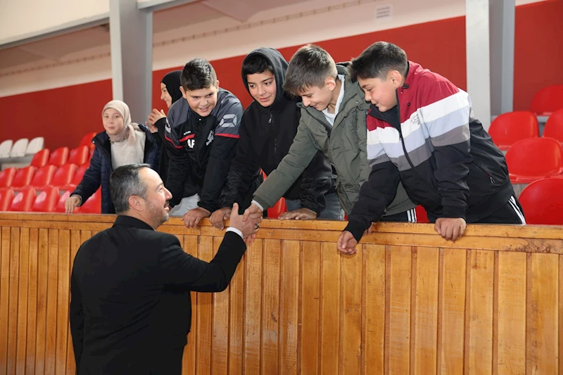 Sandıklı'da Öğrencilere Spor Malzemesi Desteği