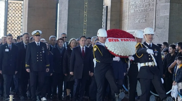 Ali Babacan, Anıtkabir Özel Defteri’ni imzaladı