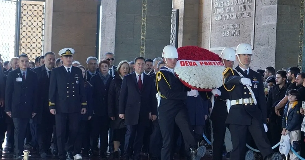 Ali Babacan, Anıtkabir Özel Defteri’ni imzaladı