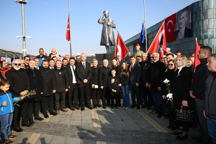 Bursa Kent Meydanı'nda 'Atatürk Heykeli'